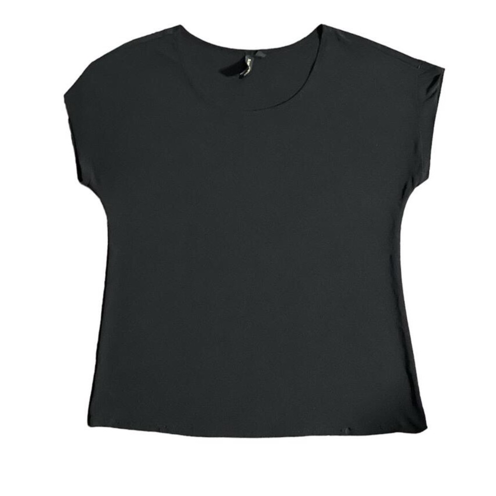 Women black tee shirt
